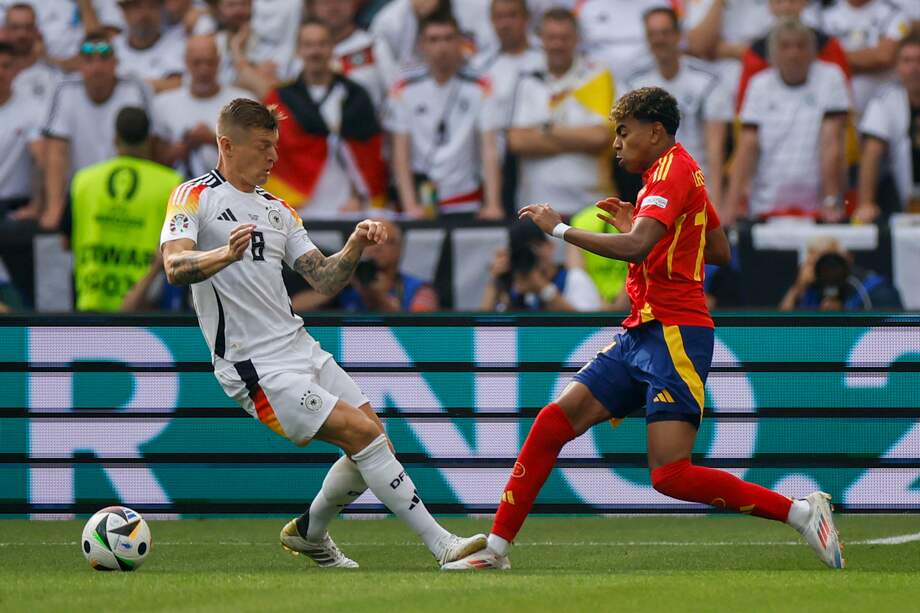 El centrocampista de Alemania Toni Kroos, quien se retiró del fútbol, y el delantero de España Lamine Yamal, quien es la esperanza de su selección, durante el partido de cuartos de final de la Eurocopa entre España y Alemania.