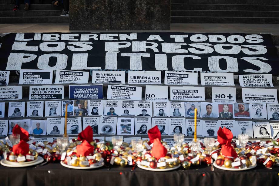 Fotografía donde se observa carteles de presos políticos en una manifestación en Caracas.