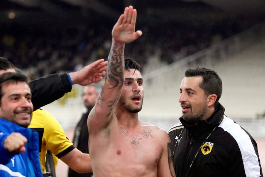 Futbolista griego, sancionado de por vida por hacer saludo nazi