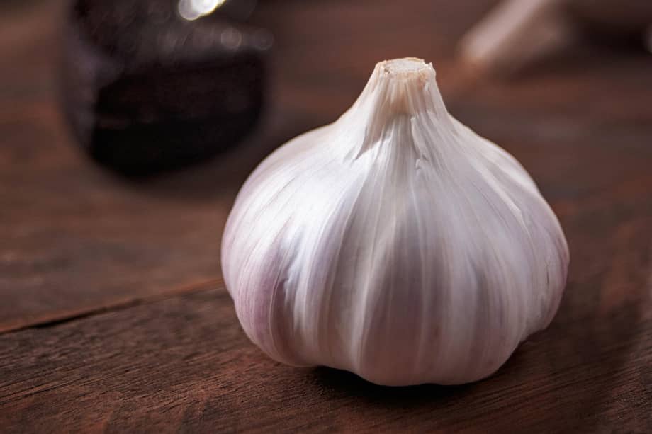 El ajo es un ingrediente versátil que puede usarse en arroces, pescados y como adobo para pollos y carnes.