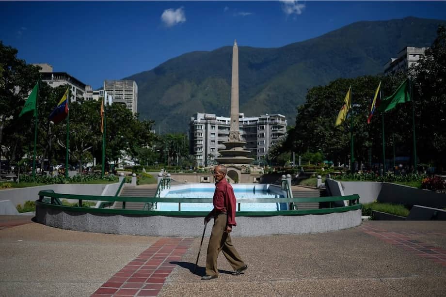 En medio de la asfixia y el agotamiento colectivo del resto de la Caracas y del país está la burbuja de barrios como Altamira por donde camina este ciudadano. / Federico Parra / AFP