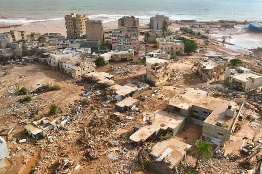 Vista aérea de la ciudad de Derna (Libia), tras el paso del ciclón Daniel. Los equipos de emergencia de Media Luna Roja responden a las devastadoras inundaciones que arrasaron el noreste de Libia y que provocaron la muerte y lesiones a un gran número de personas.