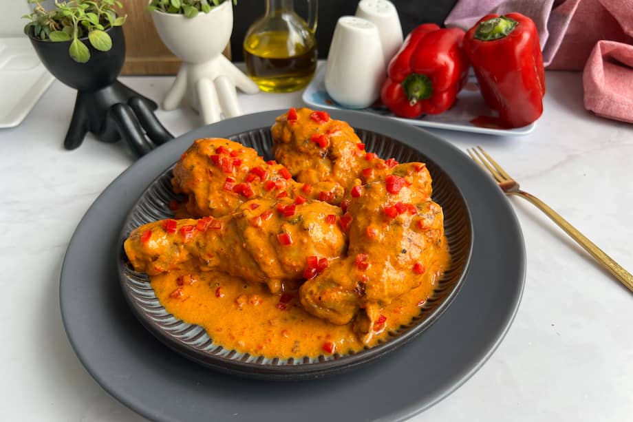Usa en esta receta de pollo en salsa cremosa de pimentón, cebolla cabezona, crema de leche y aceite de oliva.