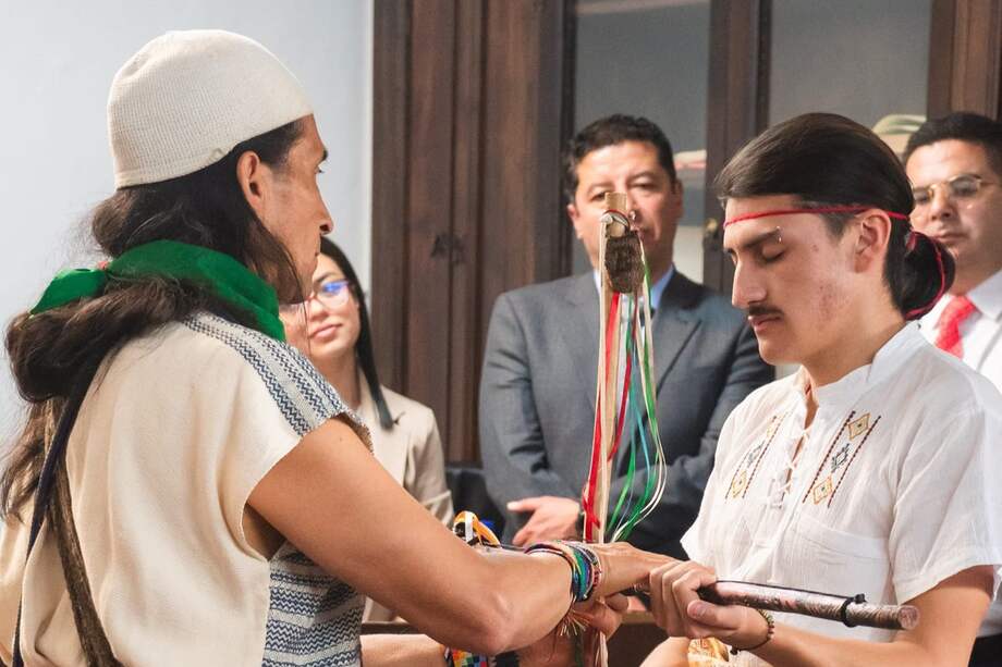 Para Javier Cifuentes (derecha), la política necesita renovarse para escuchar a quienes tradicionalmente han sido excluidos.