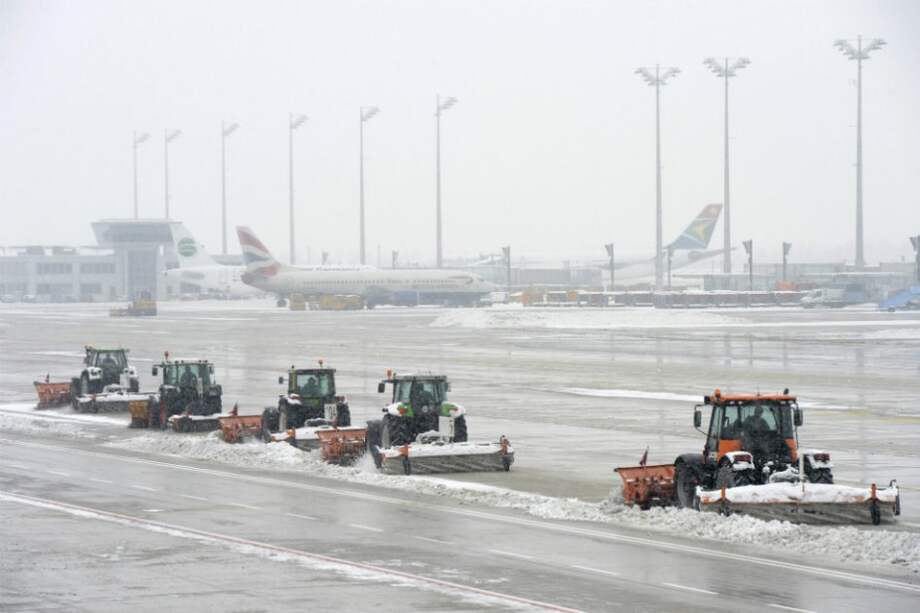 Temporal que castiga Europa mantiene colapsado el tráfico aéreo