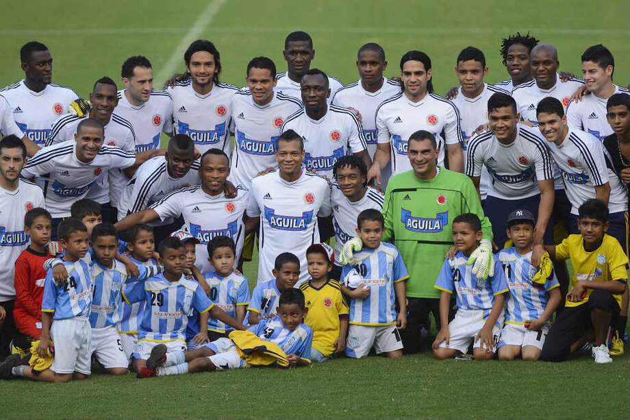 Antes de viajar a Puerto Ordaz, los integrantes de la selección de Colombia compartieron con los niños de la escuela de fútbol de Teófilo Gutiérrez. / AFP