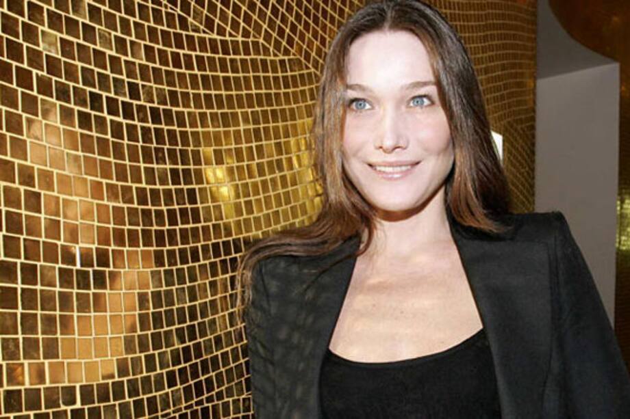 Woody Allen espera el “sí” de Carla Bruni para filmar su próxima película