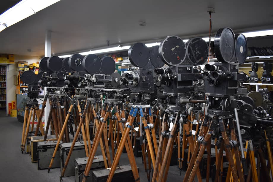 AME8336. LOS ÁNGELES (ESTADOS UNIDOS), 05/08/2023.- Fotografía del interior del negocio History for Hire, el 4 de agosto de 2023, en Los Ángeles (Estados Unidos). Los dueños de los negocios vinculados a la industria del entretenimiento en Estados Unidos se han visto afectados por las huelgas de Hollywood, que para ellos está siendo peor que la pandemia. EFE/ Mónica Rubalcava