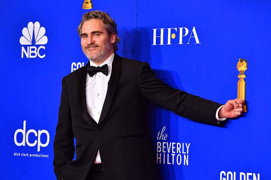 Joaquin Phoenix durante la ceremonia de los Golden Globes. Esa fue la primera donde utilizó el traje. / AFP