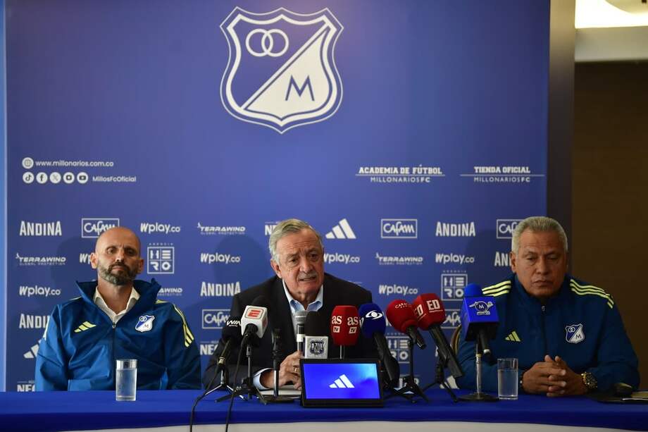 De izq. a der.: Ariel Michaloutsos, director deportivo; Enrique Camacho, presidente y Hernán Torres, director técnico.