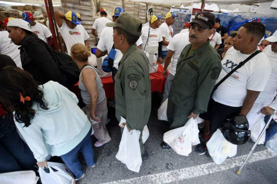 Caracas acoge marcha de "ollas vacías" y Maduro organiza gran mercado popular