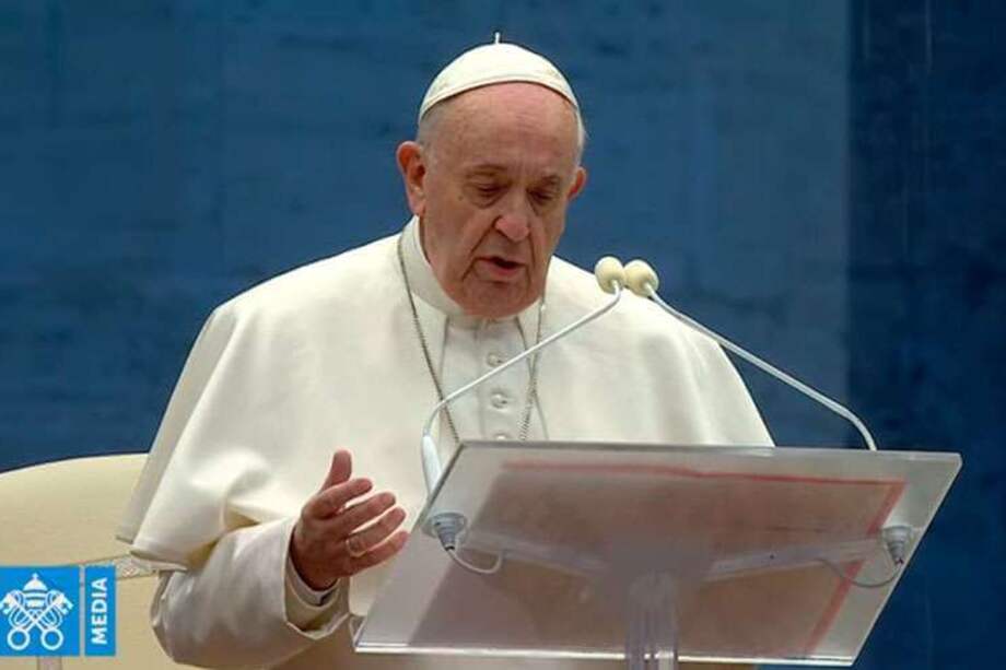 El papa Francisco, este 27 de marzo de 2020, dando discurso ante una Roma enclaustrada y la bendición "Urbi et orbi", que llegó a todo el mundo por televisión. / Cortesía Aciprensa