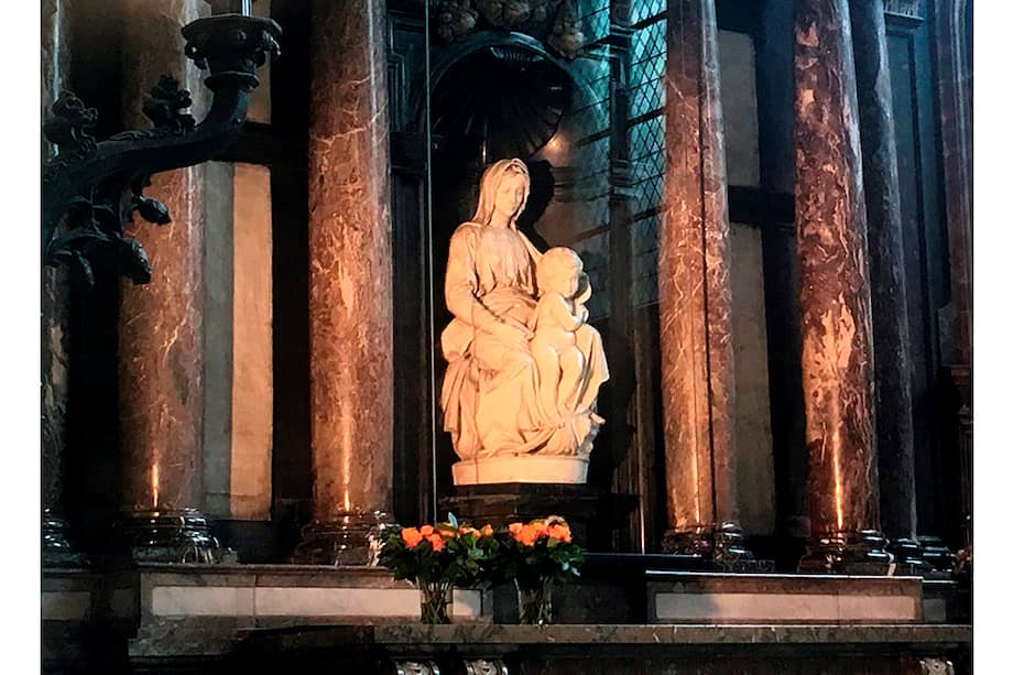 La escultura, una "Virgen con niño" de mármol de Carrara, conocida como la "Madonna", fue un encargo de un comerciante rico flamenco, Jean Mouscron, que encomendó en 1506 la obra al artista, a quien había vendido ya algunas telas en Italia, con el objetivo de colocarla en la iglesia donde quería ser enterrado. / EFE