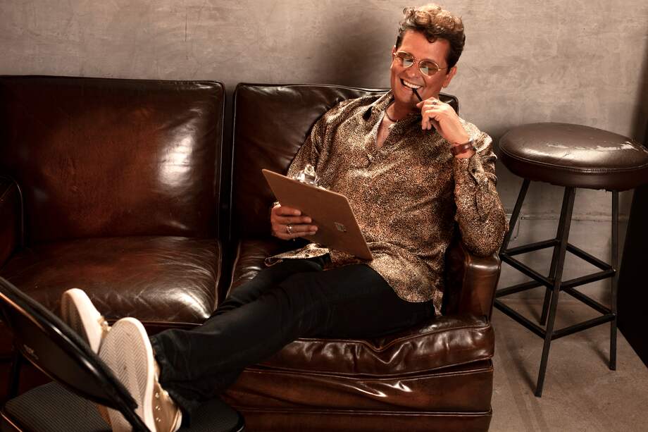 USA5496. MIAMI (FL, EEUU), 30/03/2023.- Fotografía cedida sin fechar por Andrés Oyuela donde aparece el cantautor colombiano Carlos Vives quien anunció hoy, una gira por América Latina con la banda La Provincia para festejar sus tres décadas en la música. El anuncio, que coincide con la salida de "Mala suerte", canción de su próximo álbum, "Escalona: Nunca se había grabado así", indica que "El tour de los 30" llevará a Vives y La Provincia en principio a diez países (Colombia, México, Bolivia, Perú, Ecuador, Chile, Argentina, Uruguay, Guatemala y Costa Rica) y doce ciudades. EFE/Andrés Oyuela