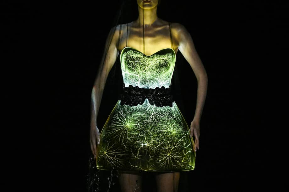 La modelo presenta el minivestido de "plasma" de Iris Van Herpen. / Blanca Cruz / AFP