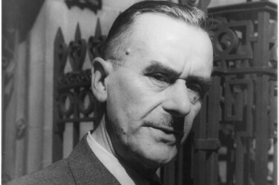 Thomas Mann, escritor alemán nacionalizado estadounidense, nació en Lübeck, en 1875, y murió en Zúrich, en 1955.