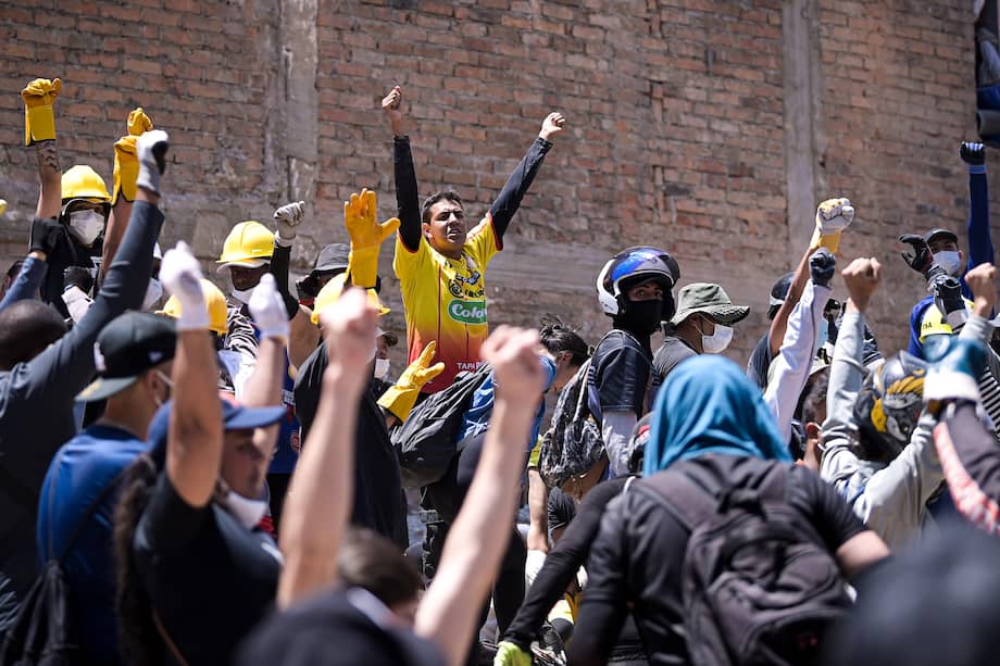 Jacobo Forero (de amarillo), un sonidista que acompaña las labores de búsqueda con micrófonos de alta precisión.