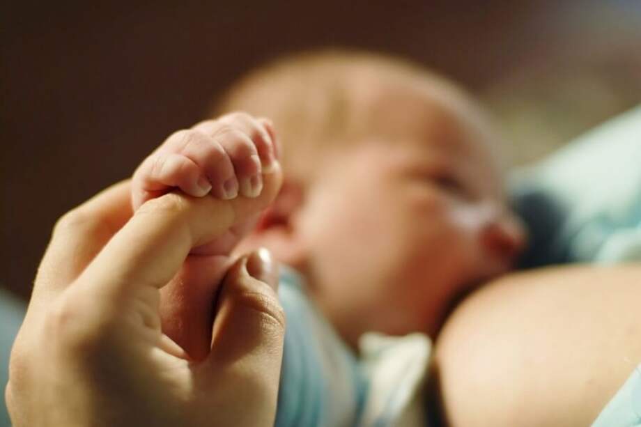 La lactancia materna es fundamental para el desarrollo del recién nacido. / Flickr