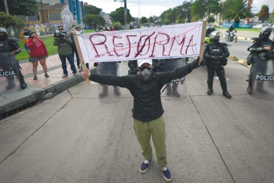 Integrantes del Esmad y militares reforzarán las zonas periféricas de la ciudad. (imagen de referencia) / El Espectador