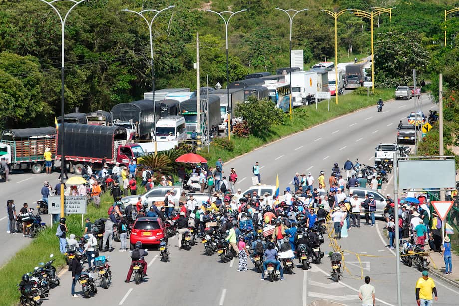 AME2104. LEBRIJA (COLOMBIA), 10/04/2026.- Fotografía cedida por el periódico colombiano Vanguardia que muestra personas bloqueando la carretera que conduce al aeropuerto Internacional Palonegro el jueves, en Lebrija.