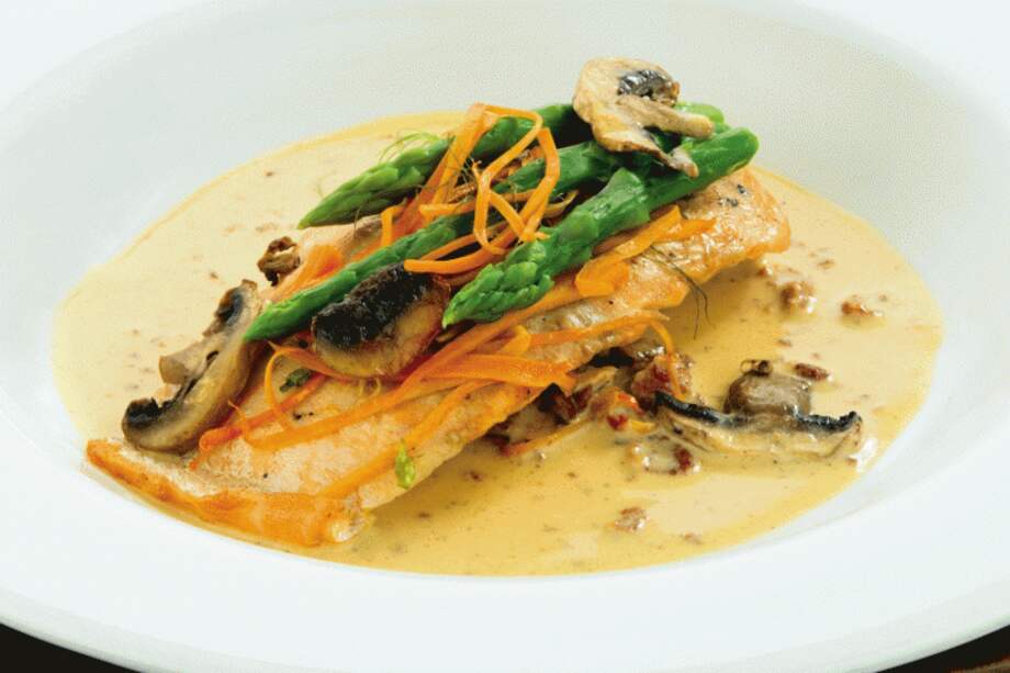 PAPILLOTE DE SALMÓN CON SALSA CREMOSA, VEGETALES Y TOCINETA