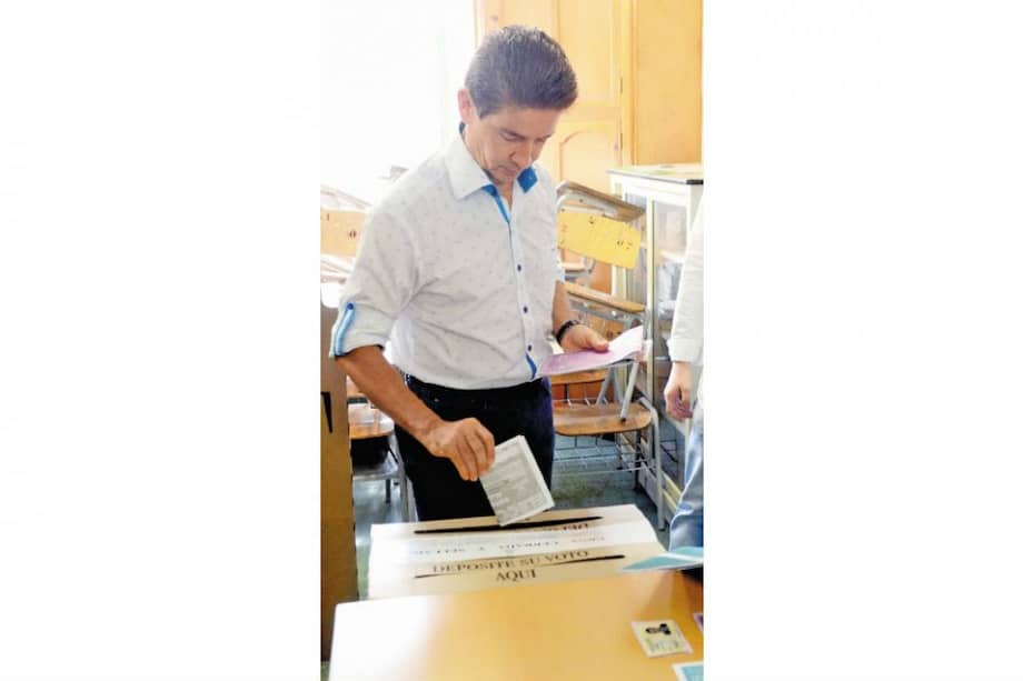 Luis Pérez durante la jornada de ayer, en la que fue elegido gobernador.