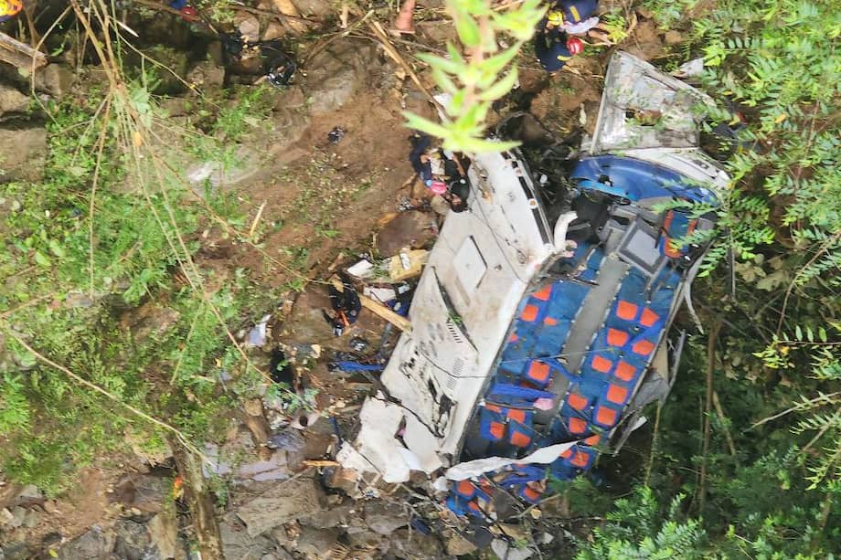 Entre las víctimas mortales están 16 estudiantes del Liceo Antioqueño y el conductor del vehículo.