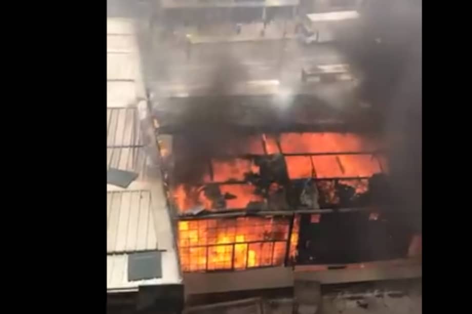 Sobre la 10:50 de la mañana de este miércoles, los bomberos lograron controlar el incendio.