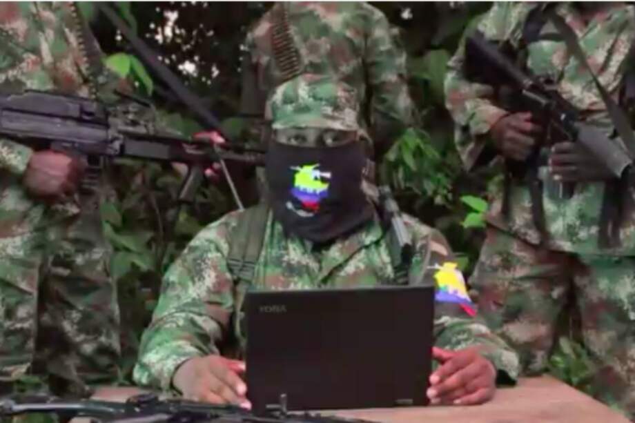 Así lo reveló el propio grupo armado ilegal a través de un video en el que afirma que los hermanos Angulo Zamora y otros dos ciudadanos, secuestrados a finales de abril en la Costa Pacífica del Cauca, hacían parte de bandas delincuenciales en la región.
/ Captura de pantalla