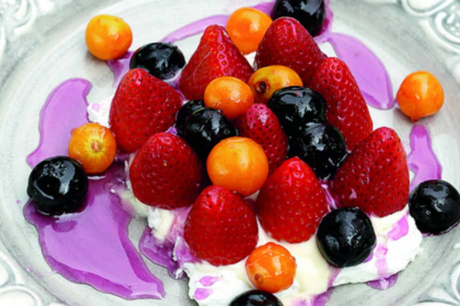 Qué delicia de postre un merengue con fresas, uchuvas y arándanos