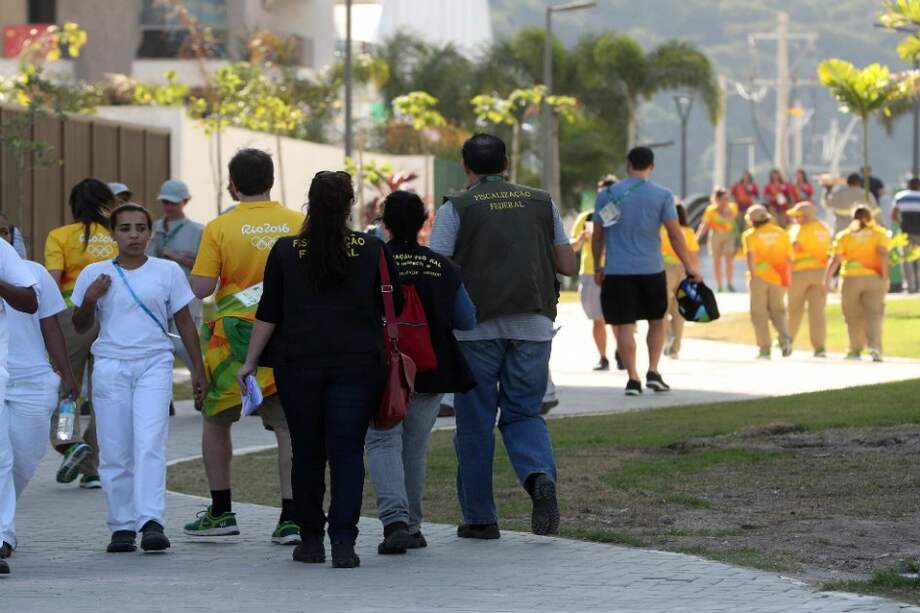 Fiscales del Ministerio Público del Trabajo de Brasil realizan una visita de supervisión a la Villa Olímpica. / EFE