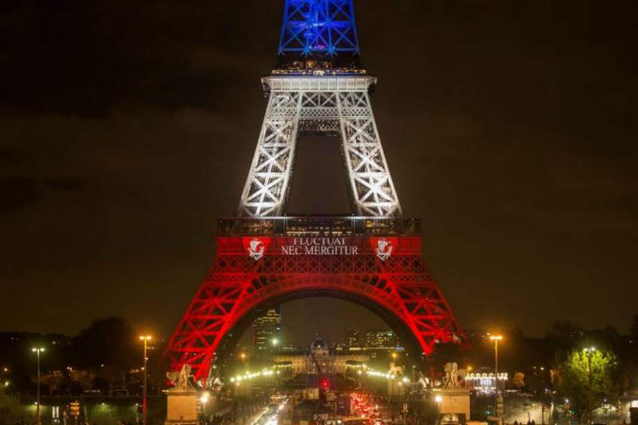 La torre Eiffel abrió sus puertas el lunes tras los atentados y fue iluminada con los colores azul, blanco y rojo de la bandera francesa. / EFE