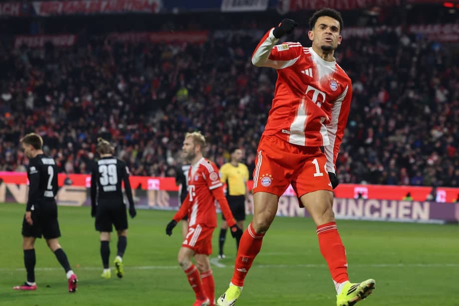 Luis Díaz celebrando su gol en la victoria de Bayern Múnich 8-1 contra Wolfsburgo.