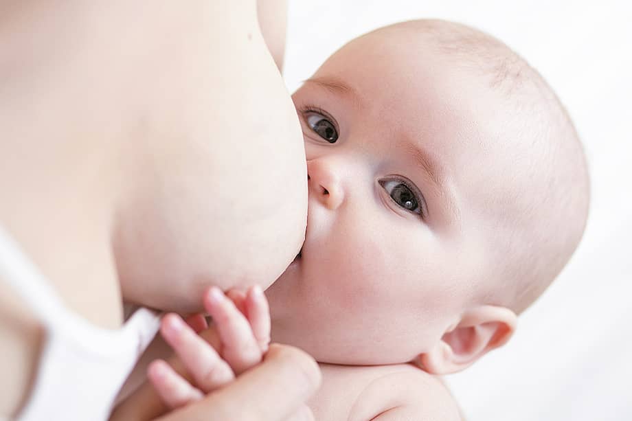 La lactancia contribuye a la salud y el bienestar de la madre al disminuir el riesgo de cáncer de útero y de seno. / 123