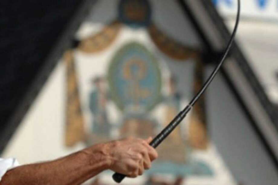 Cárcel y látigos para saudí que difamó en Twitter a una cantante