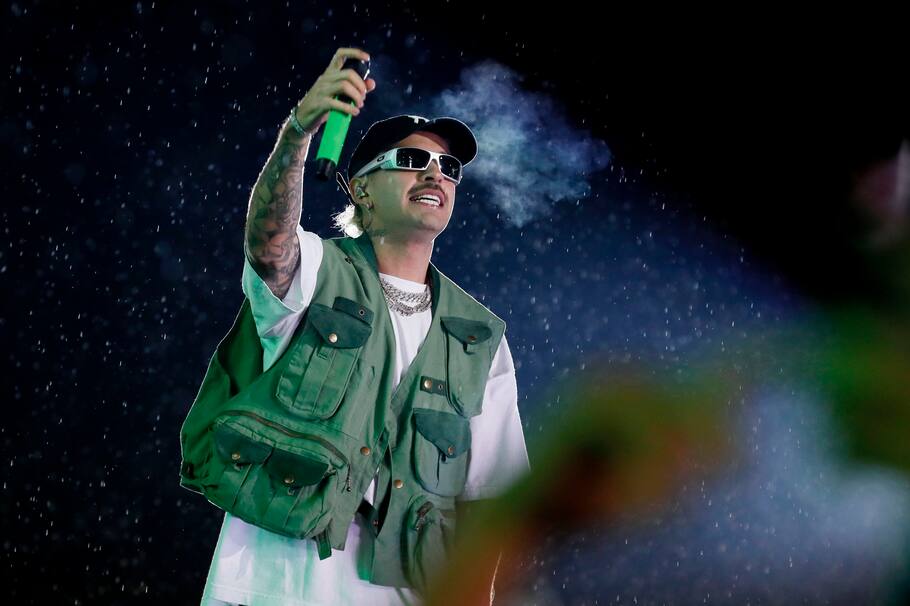 BOG400. BOGOTÁ (COLOMBIA), 22/10/2022.- El cantante colombiano Feid, durante su presentación en el festival de música Megaland realizado en el Parque Simón Bolívar en Bogotá (Colombia). El reguetón y la música urbana se tomaron este sábado Bogotá en el Festival Megaland donde artistas de talla mundial como Rauw Alejandro, Feid o Nicky Jam pusieron a 40.000 jóvenes a perrear, a pesar de la amenazante lluvia. EFE/Carlos Ortega