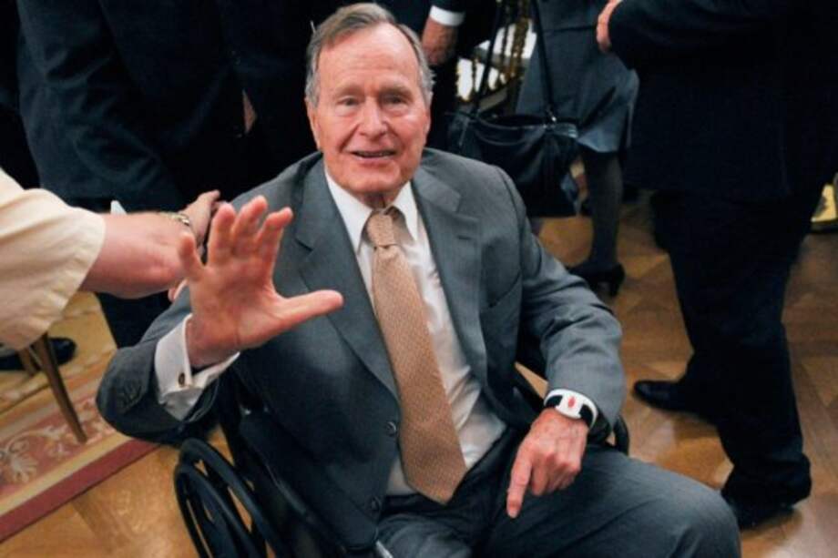 Bush padre lamenta "por error" la muerte de Mandela