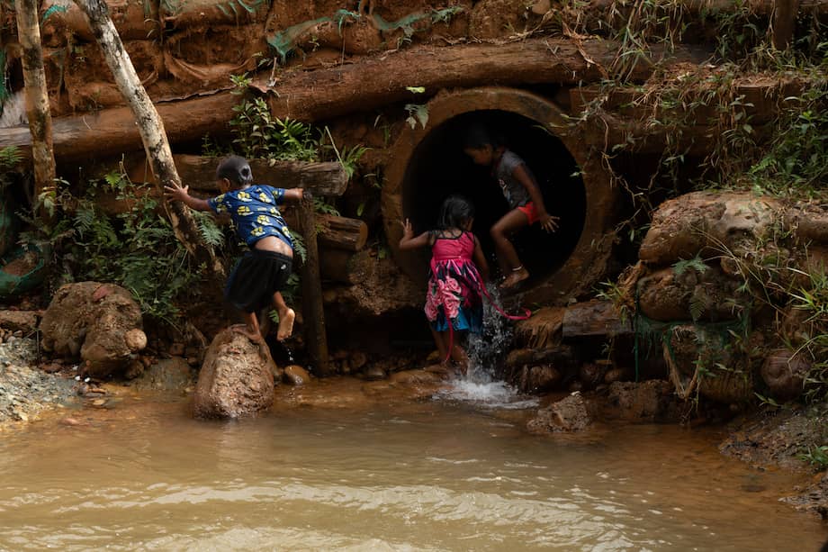 Un pozo donde los niños y niñas juegan en uno de los asentamientos de los indígenas Embera, cerca a Quibdó.