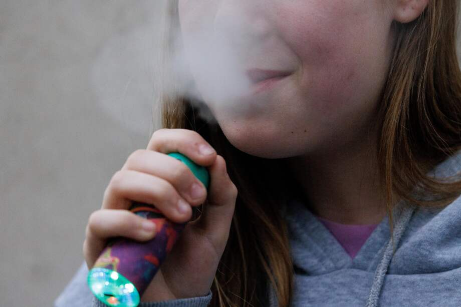 Se estima que el consumo de cigarrillos electrónicos ha incrementado un 78 % para el grupo poblacional entre los 18 y 35 años / EFE/EPA/TOLGA AKMEN