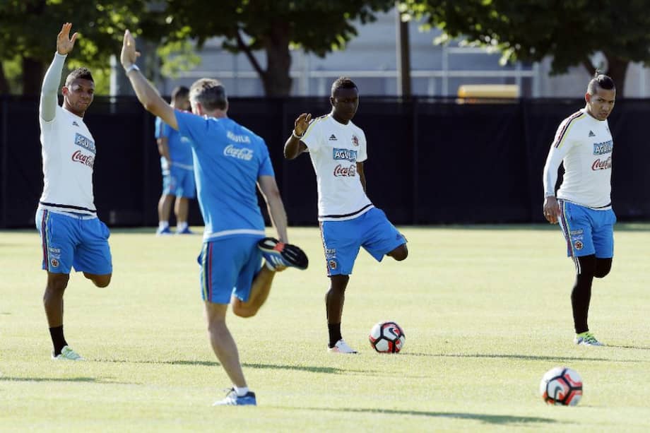 Los jugadores de la selección Colombia en un entrenamiento, previo al duelo contra Chile. / EFE