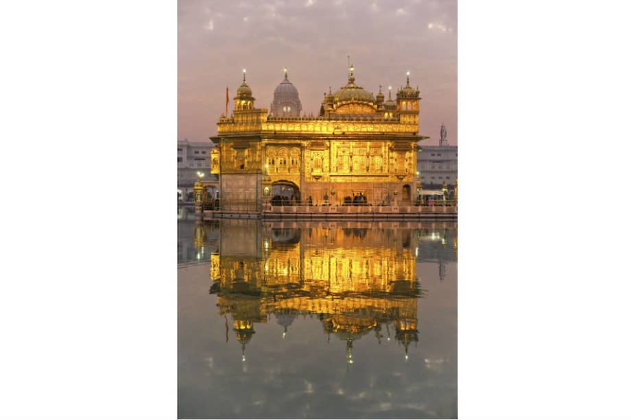 El templo, que parece flotar, crea una atmósfera mágica en la noche cuando todas las luces se posan sobre él. / iStock