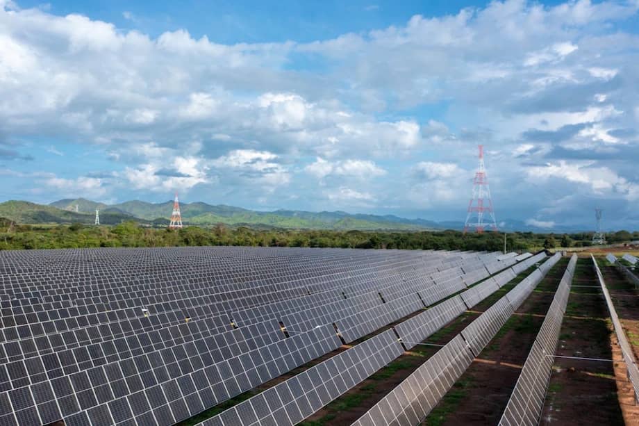 El Parque Solar Puerta de Oro comenzó a inyectar 360 MWp de energía limpia al sistema eléctrico nacional desde Cundinamarca.