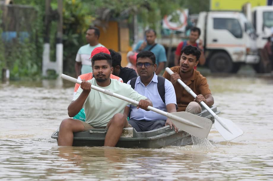 Víctimas de las inundaciones en Sri Lanka caminan por una carretera inundada durante las fuertes lluvias en un suburbio de Colombo, Sri Lanka, el 29 de noviembre de 2025.