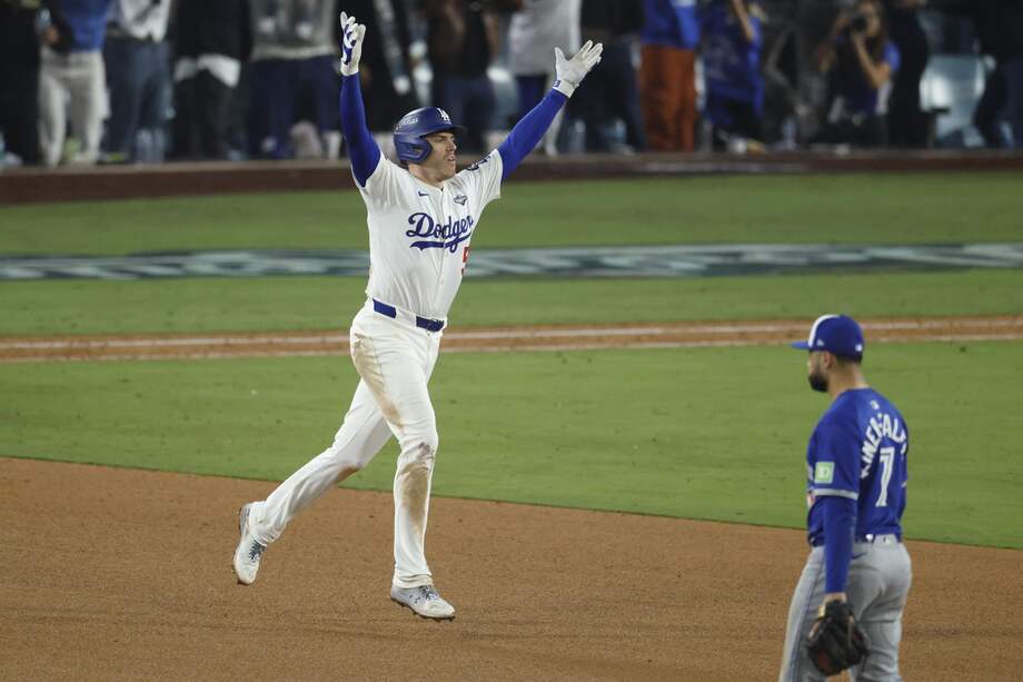 Freddie Freeman celebra la carrera con la que los Dodgers de Los Ángeles vencieron 6x5 a los Azulejos de Toronto.
