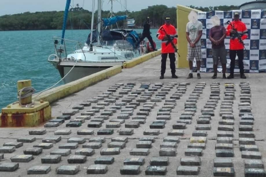 Los dos tripulantes de la embarcación fueron detenidos y serán investigados por el delito el delito de tráfico, fabricación o porte de estupefacientes. / Cortesía Armada Nacional