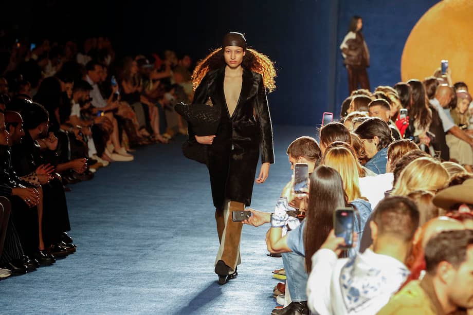 Una modelo desfila durante la pasarela inaugural de Colombiamoda. / Imagen de referencia / EFE/ STR