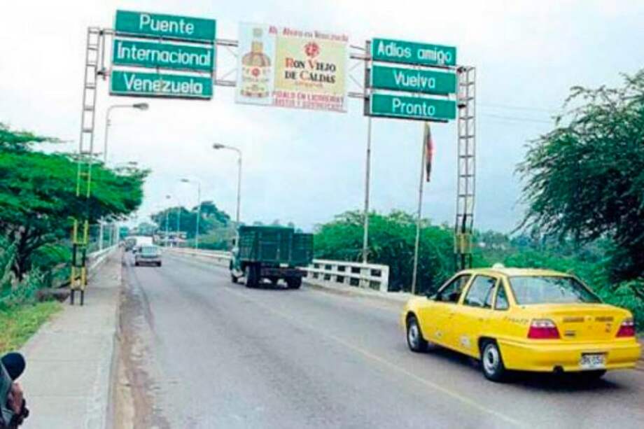 Venezolanos bloquean frontera con Colombia