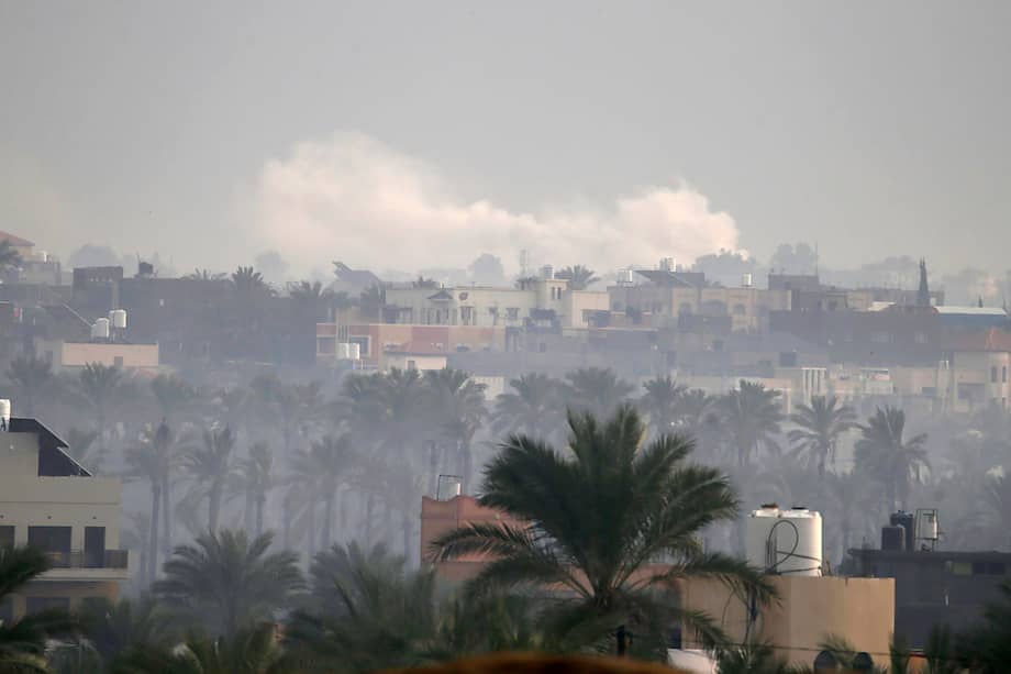 El humo se eleva tras los ataques aéreos israelíes en el este de la ciudad de Deir Al Balah, al sur de la Franja de Gaza.