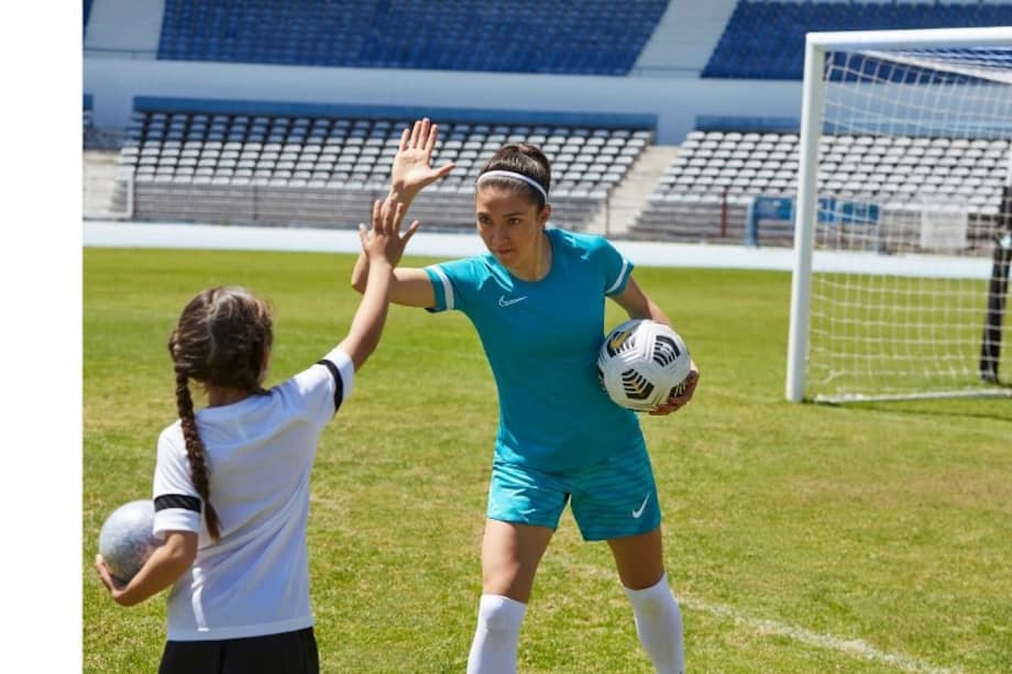 Actualmente, Natalia Gaitán juega como central y centrocampista para el Sevilla.