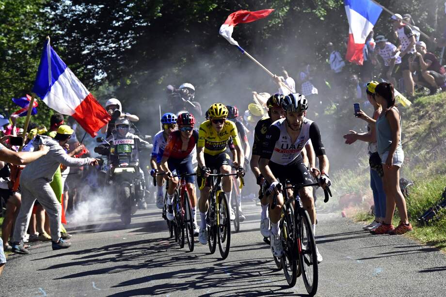 El ciclista danés Jonas Vingegaard del equipo Jumbo-Visma (Cent.) en acción durante la 13ª etapa del Tour de Francia 2023, una carrera de 138 km desde Chatillon-Sur-Charlaronne hasta Grand Colombier, Francia, el 14 de julio de 2023.
